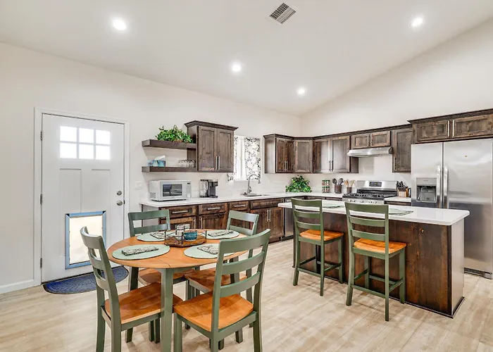 Holiday home Hike & Ski! W/ Dog-friendly Yard In *