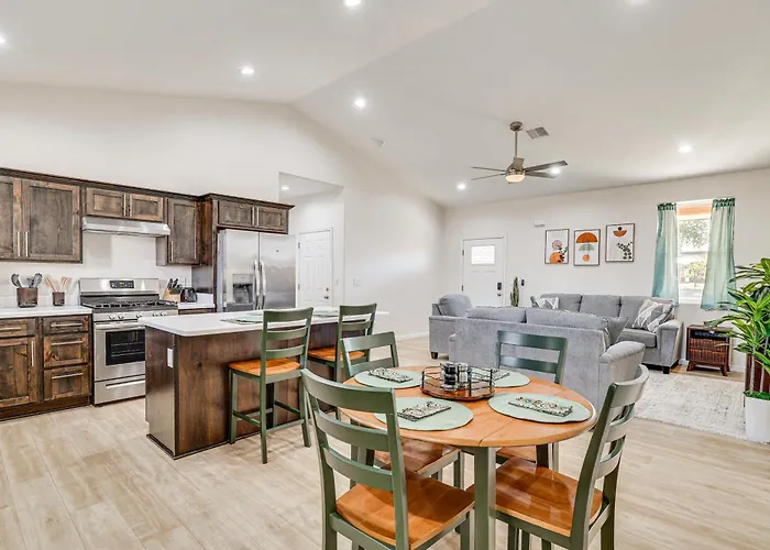Holiday home Hike & Ski! W/ Dog-friendly Yard In